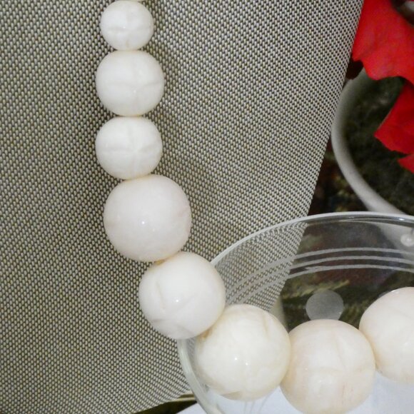 Splendette 1950's Style Fakelite Creamy White Carved Jewelry Set Small - Picture 7 of 11